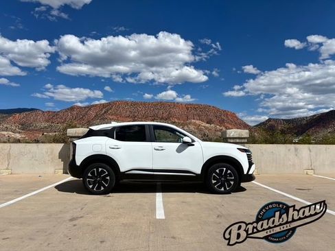 Used 2025 Nissan Kicks SV AWD/4WD image 3