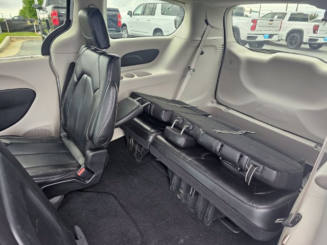 Used 2023 Chrysler Pacifica Touring-L FWD image 16