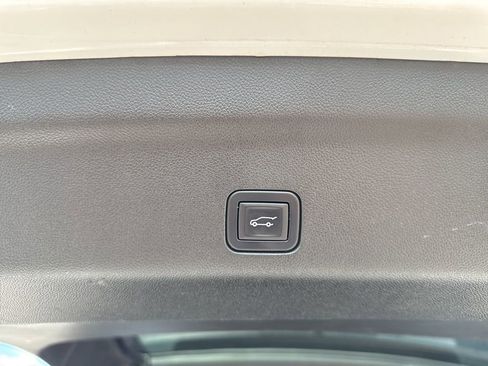 Used 2023 Chevrolet Suburban Premier image 31