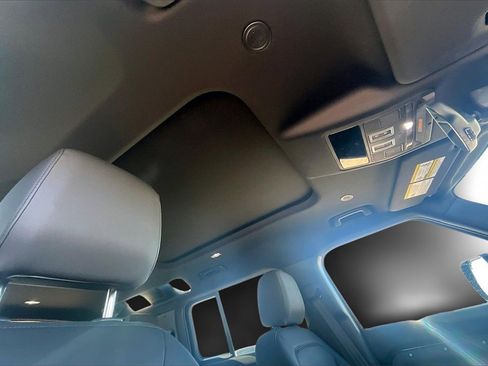 Used 2025 Land Rover Defender 110 S image 17