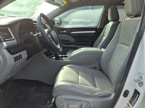 Used 2017 Toyota Highlander XLE image 5