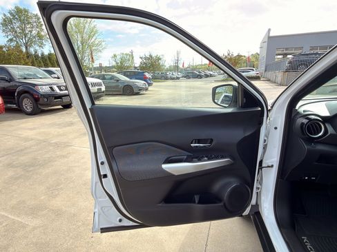 Used 2019 Nissan Kicks SV image 9