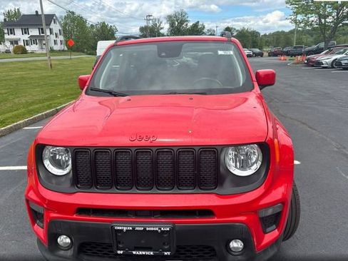 Used 2022 Jeep Renegade Latitude w/ Sun/Sound Group AWD/4WD image 3