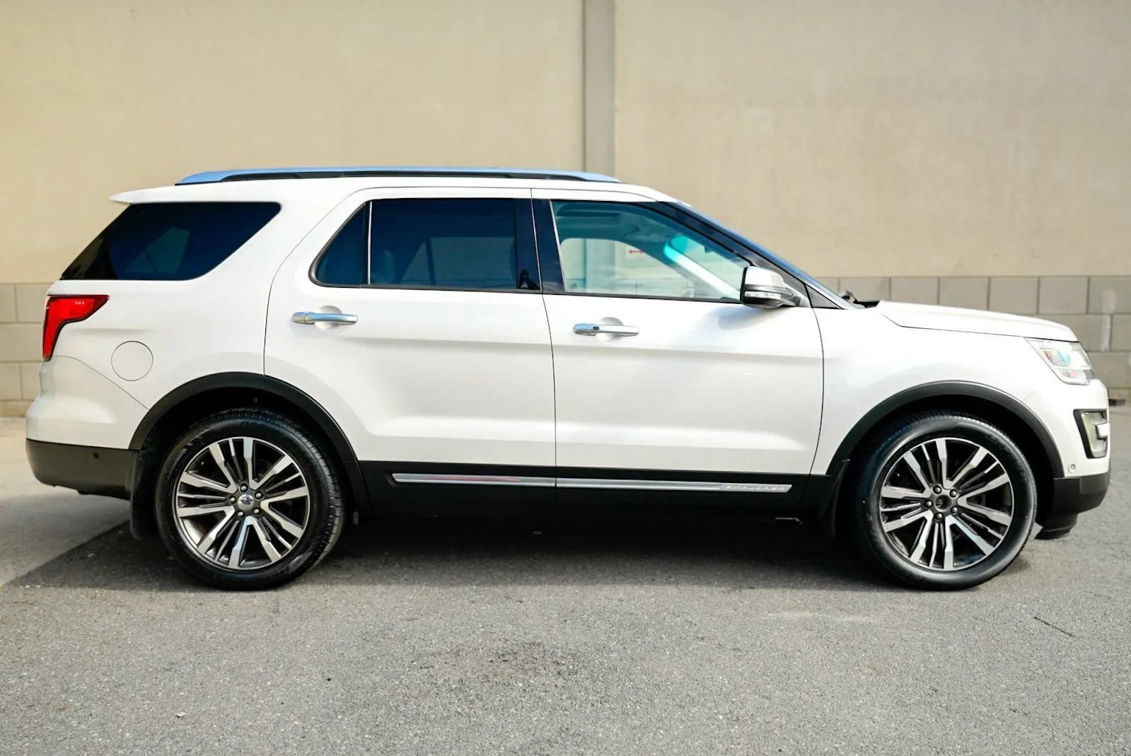 Used 2017 Ford Explorer Platinum AWD/4WD image 4