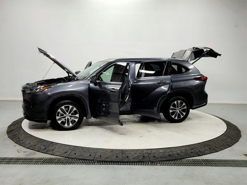 Used 2020 Toyota Highlander XLE image 12