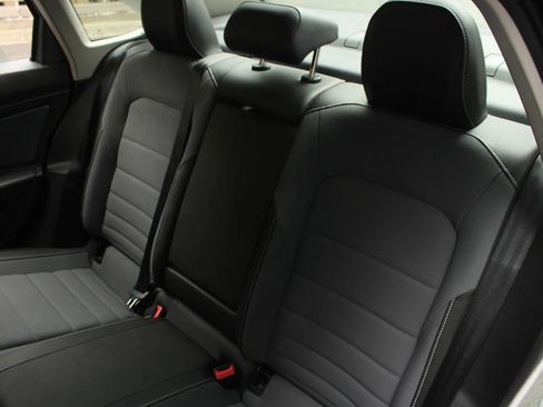Used 2025 Volkswagen Jetta SE FWD image 18