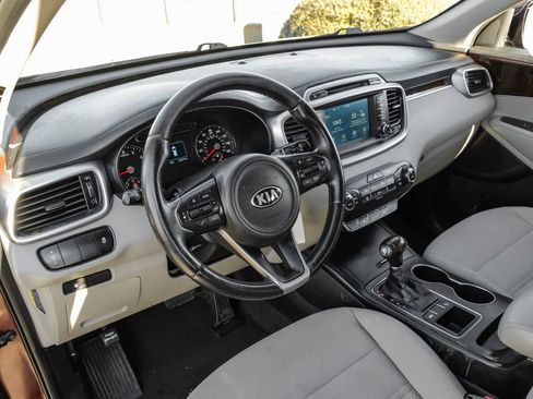 Used 2017 Kia Sorento LX w/ LX Convenience Package image 14