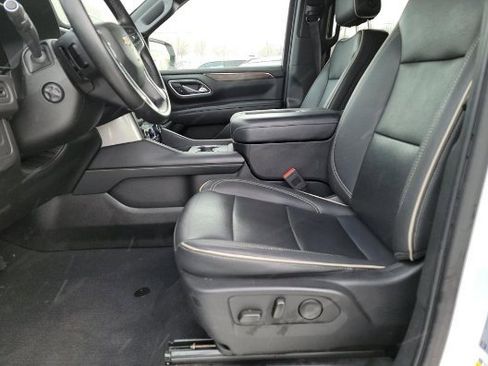 Used 2023 Chevrolet Suburban Premier image 3