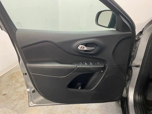 Used 2015 Jeep Cherokee Sport image 17