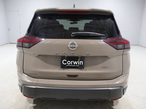 Used 2025 Nissan Rogue SV image 3