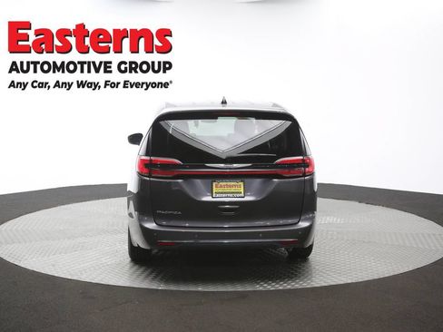 Used 2023 Chrysler Pacifica Touring-L FWD image 37