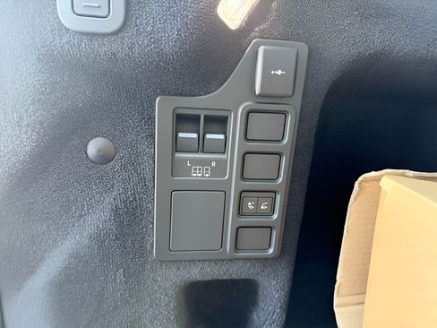 Used 2025 Land Rover Discovery S AWD/4WD image 31