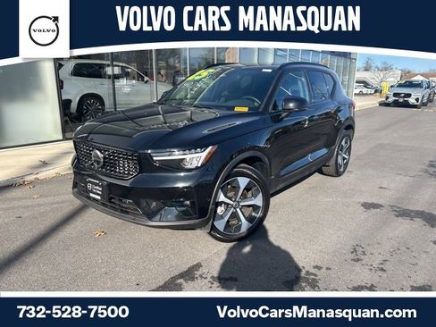 Certified 2025 Volvo XC40 B5 Plus image 1
