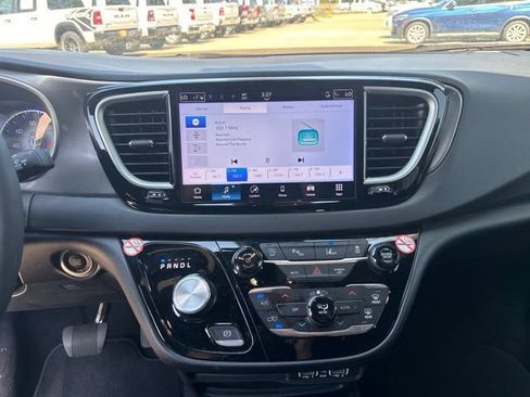 Used 2025 Chrysler Pacifica Select FWD image 17