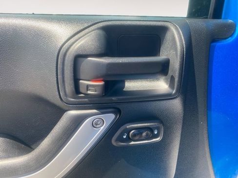 Used 2016 Jeep Wrangler Unlimited Sahara image 17