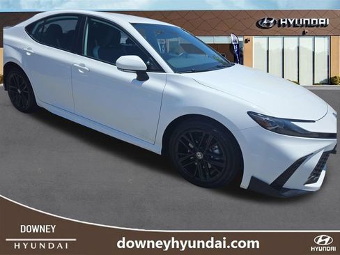 Used 2025 Toyota Camry SE FWD image 8