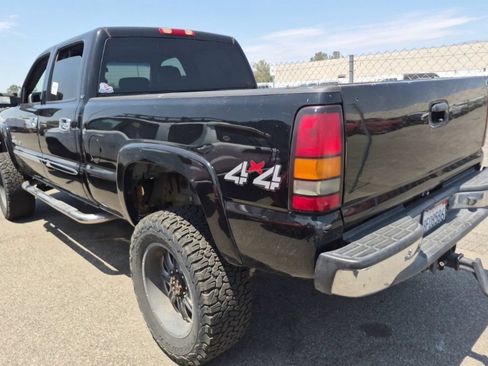 Used 2005 GMC Sierra 2500 SLT w/ Heavy-Duty Power Package AWD/4WD image 2