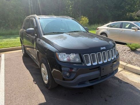 Used 2014 Jeep Compass Latitude FWD image 3