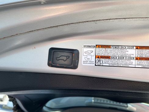 Used 2018 Toyota RAV4 XLE AWD/4WD image 16