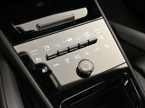 Certified 2025 Porsche Cayenne E-Hybrid Coupe AWD/4WD image 22