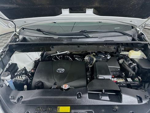 Used 2018 Toyota Highlander XLE AWD/4WD image 35