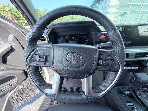 Used 2025 Toyota Tacoma TRD Sport AWD/4WD image 12
