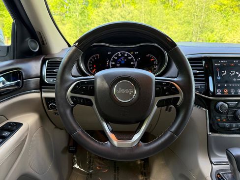 Used 2019 Jeep Grand Cherokee Overland AWD/4WD image 17