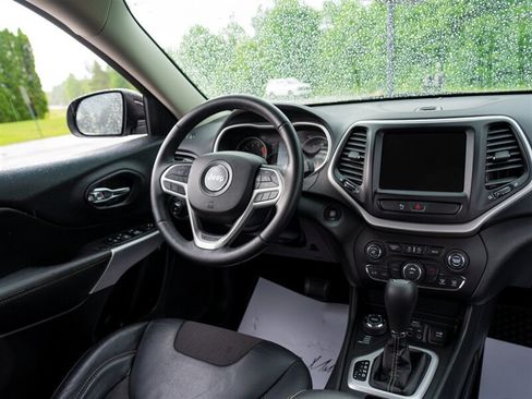 Used 2018 Jeep Cherokee Latitude Plus w/ Cold Weather Group AWD/4WD image 25