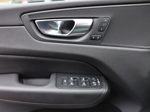 Used 2025 Volvo XC60 B5 Core image 31