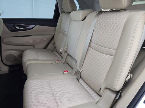 Used 2017 Nissan Rogue SV w/ SV Premium Package image 14