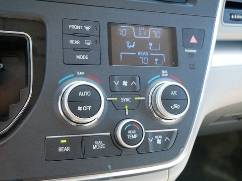 Used 2015 Toyota Sienna LE image 22