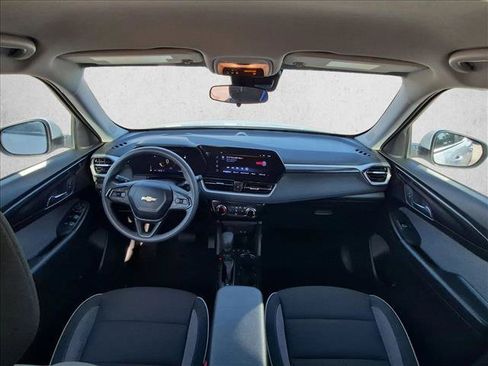 Used 2025 Chevrolet TrailBlazer LT AWD/4WD image 17