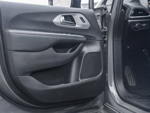 Used 2025 Chrysler Pacifica Limited image 46