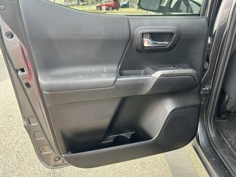 Used 2022 Toyota Tacoma TRD Off-Road image 13