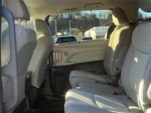 Certified 2022 Toyota Sienna LE image 18