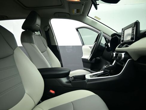Used 2020 Toyota RAV4 XLE Premium image 25
