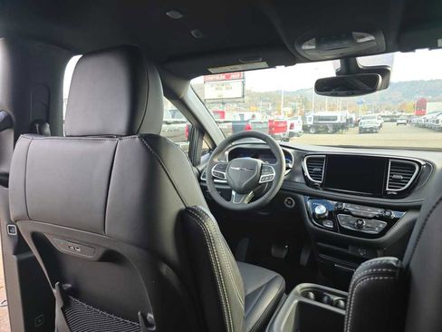 New 2026 Chrysler Pacifica Select image 10