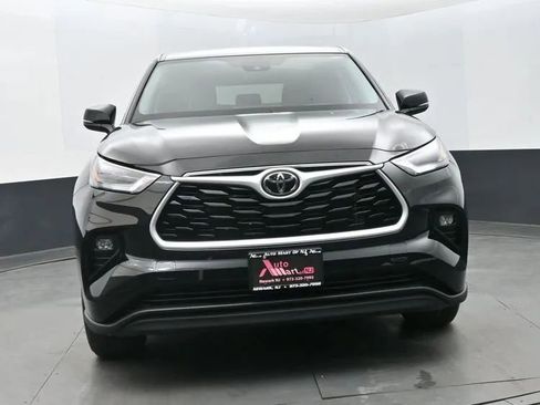 Used 2025 Toyota Highlander LE FWD image 3