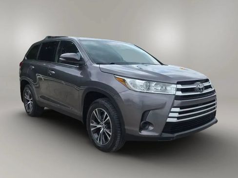Used 2019 Toyota Highlander LE AWD/4WD image 3