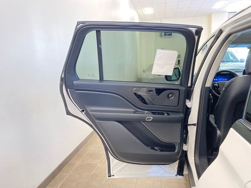New 2026 Lincoln Aviator AWD image 8