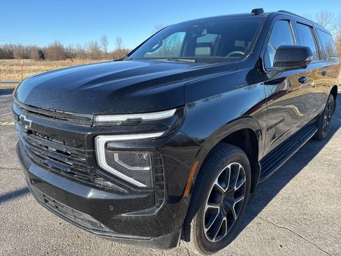 Used 2025 Chevrolet Suburban RST image 5