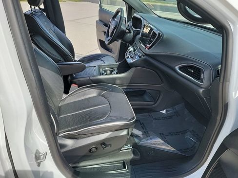 Used 2025 Chrysler Pacifica Limited image 14
