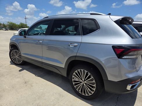 Used 2025 Volkswagen Taos SE FWD image 5