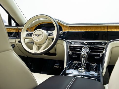 Used 2021 Bentley Flying Spur W12 image 32