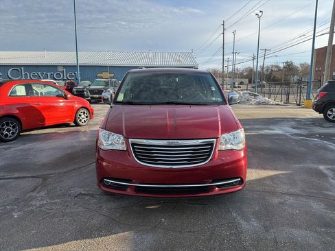 Used 2016 Chrysler Town & Country Touring-L image 2