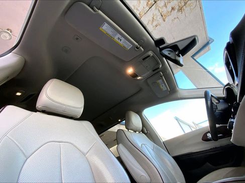 Used 2019 Chrysler Pacifica Limited image 14