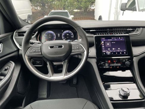 New 2025 Jeep Grand Cherokee Laredo w/ Luxury Tech Group I image 26