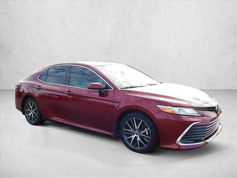 Used 2022 Toyota Camry XLE FWD image 3