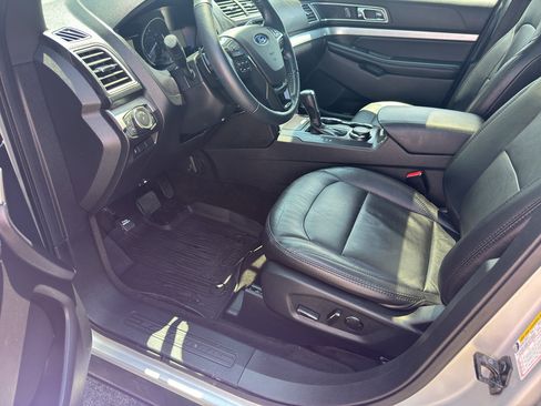Used 2017 Ford Explorer XLT w/ Equipment Group 202A AWD/4WD image 29