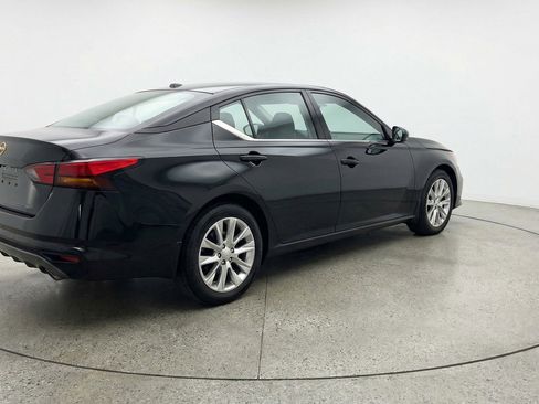 Used 2025 Nissan Altima 2.5 SV FWD image 9